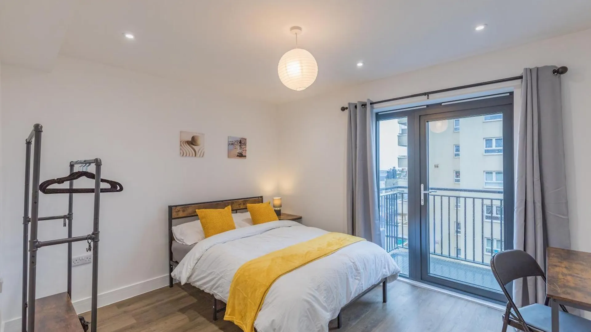 Central 2 Bed 2 Bath Apartment Near Brighton College, Beach, Hospital - Long Stay Offers