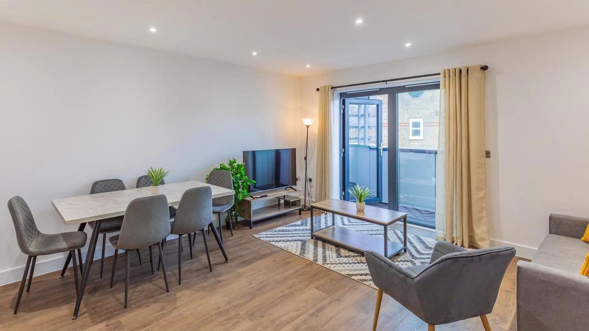 Central 2 Bed 2 Bath Apartment Near Brighton College, Beach, Hospital - Long Stay Offers 0*,