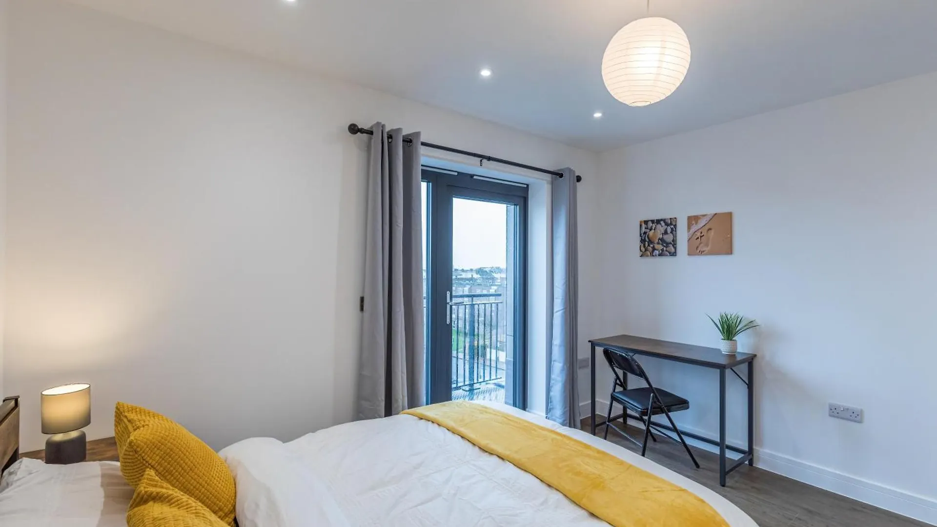 Central 2 Bed 2 Bath Apartment Near Brighton College, Beach, Hospital - Long Stay Offers