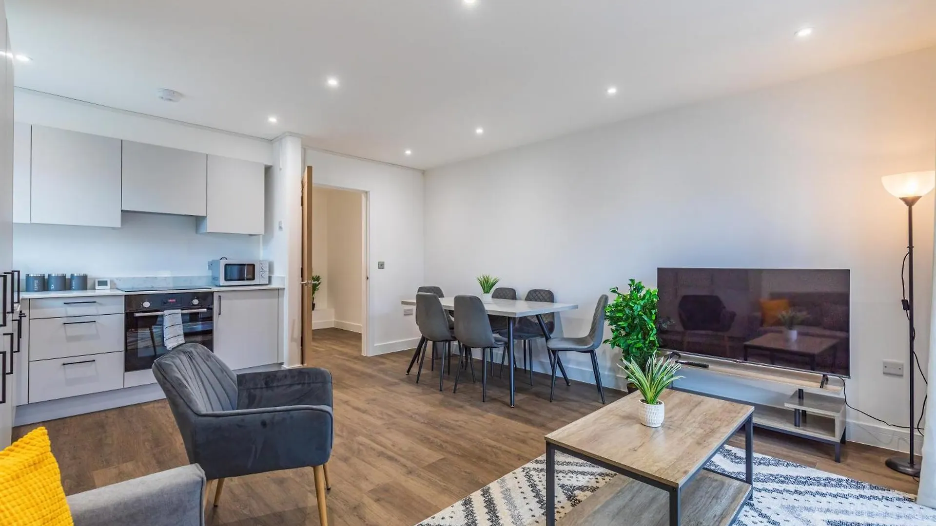 Central 2 Bed 2 Bath Apartment Near Brighton College, Beach, Hospital - Long Stay Offers