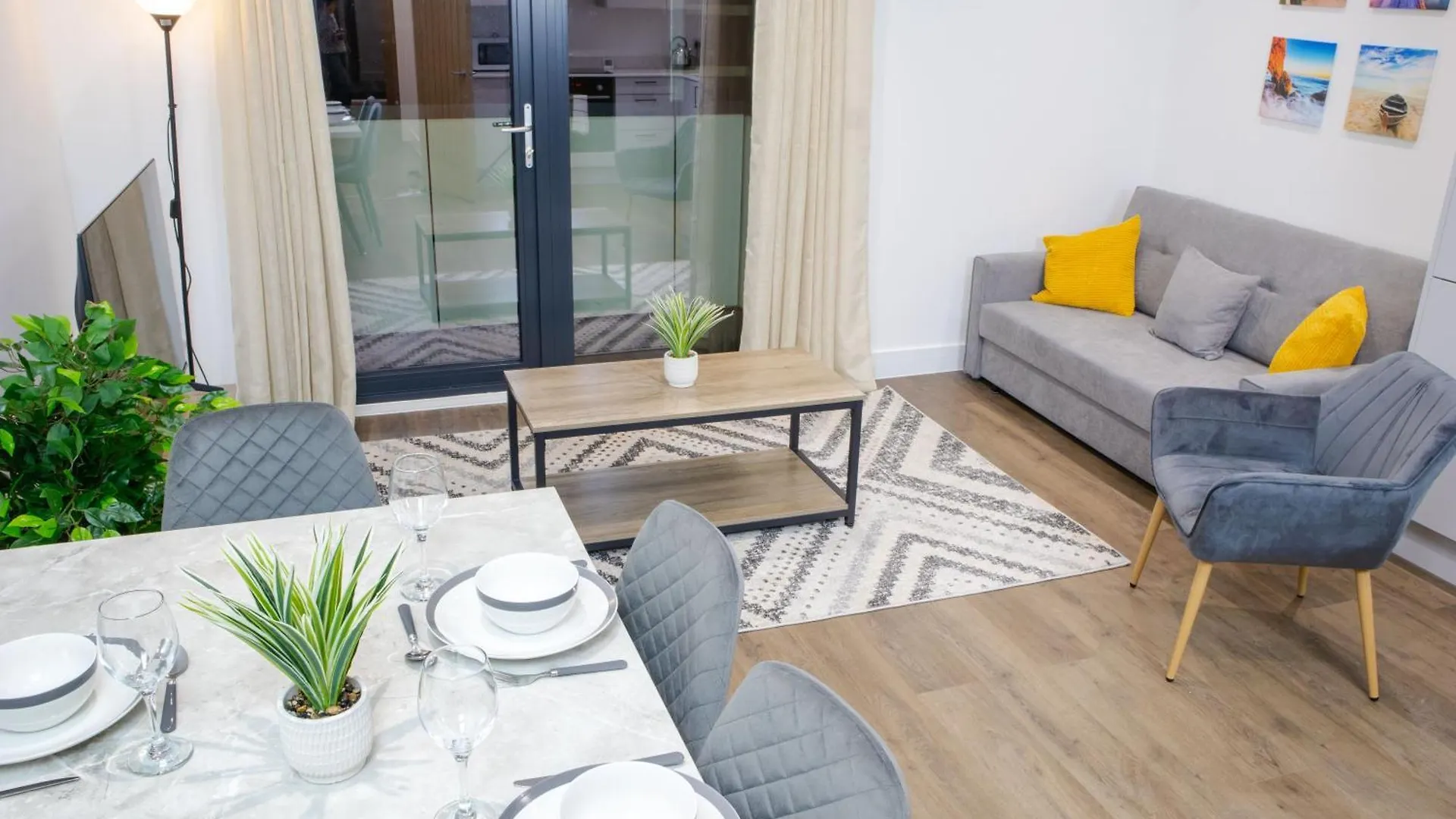 Central 2 Bed 2 Bath Apartment Near Brighton College, Beach, Hospital - Long Stay Offers 0*,