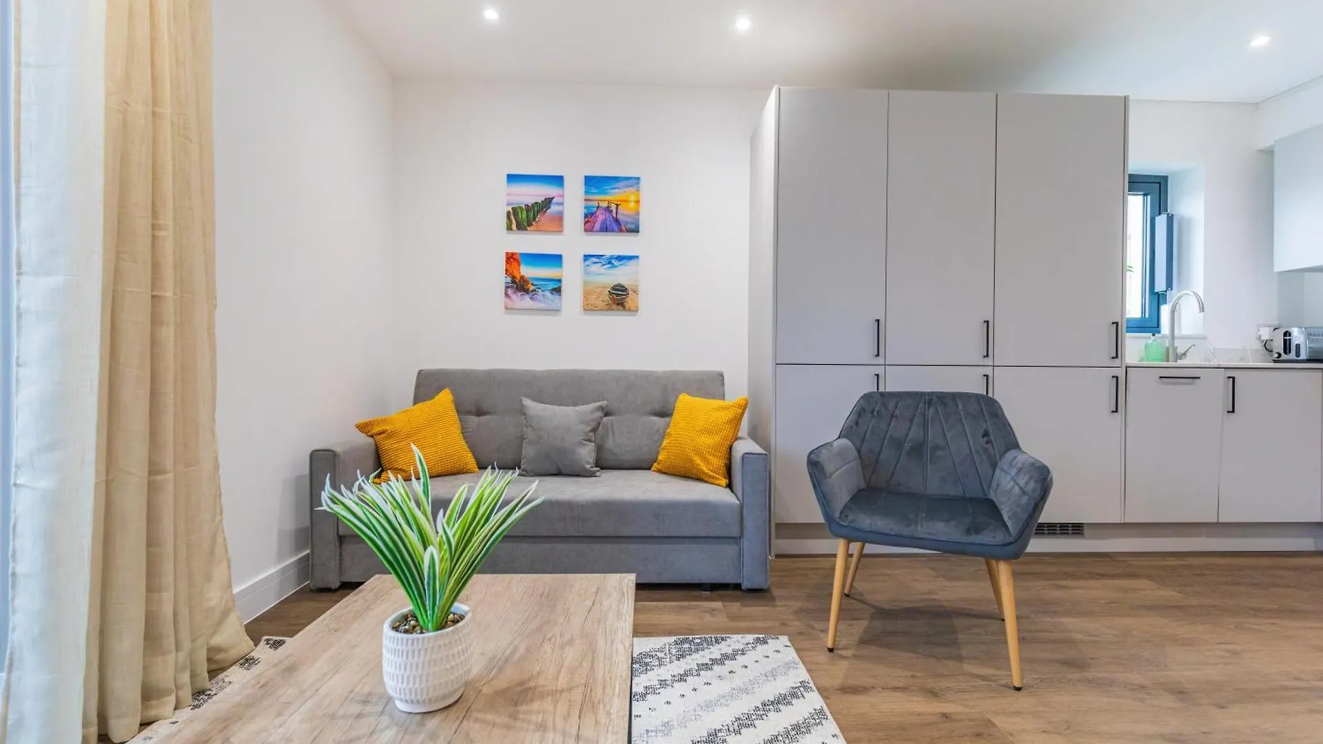 Central 2 Bed 2 Bath Apartment Near Brighton College, Beach, Hospital - Long Stay Offers