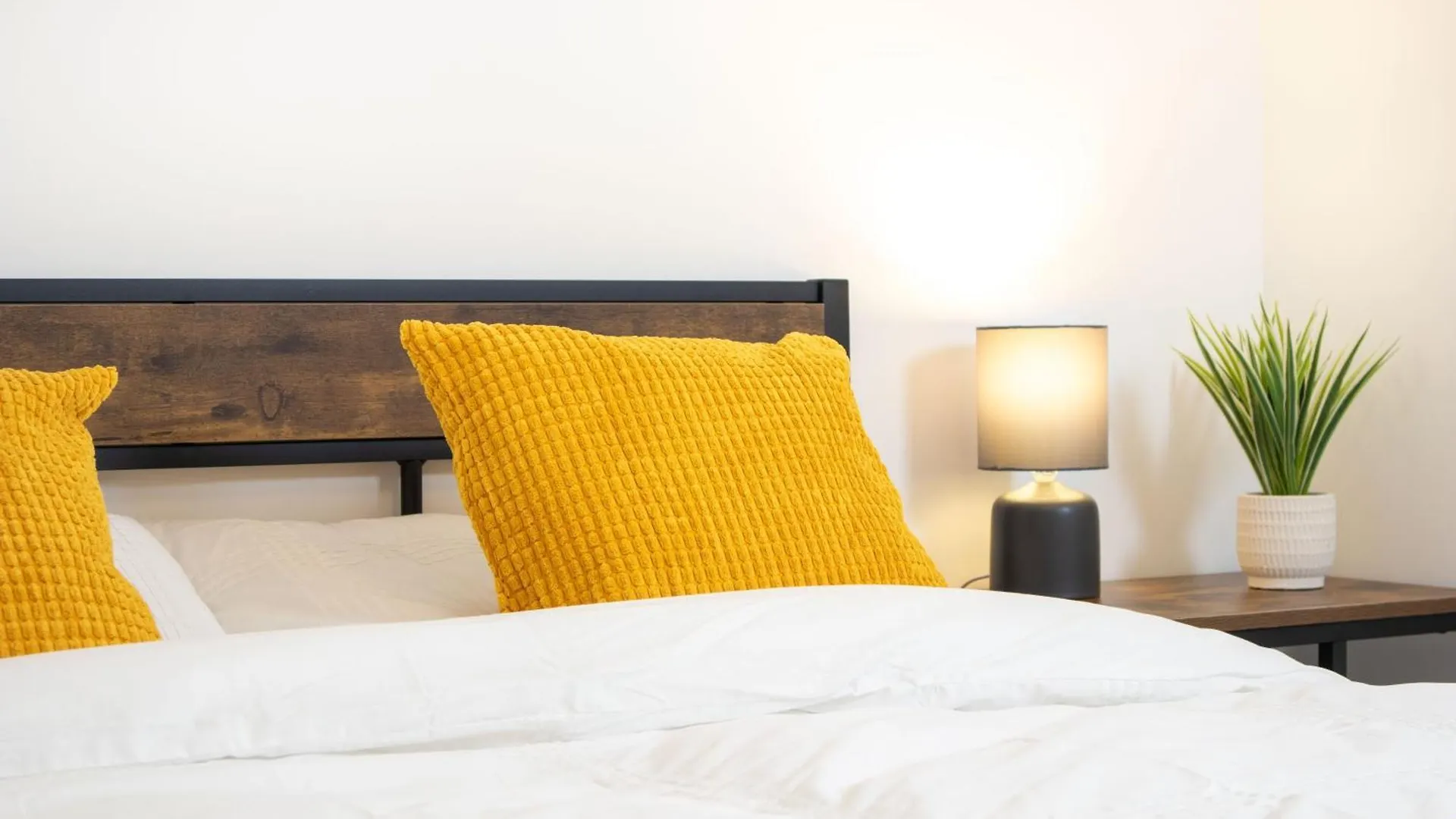 Central 2 Bed 2 Bath Apartment Near Brighton College, Beach, Hospital - Long Stay Offers