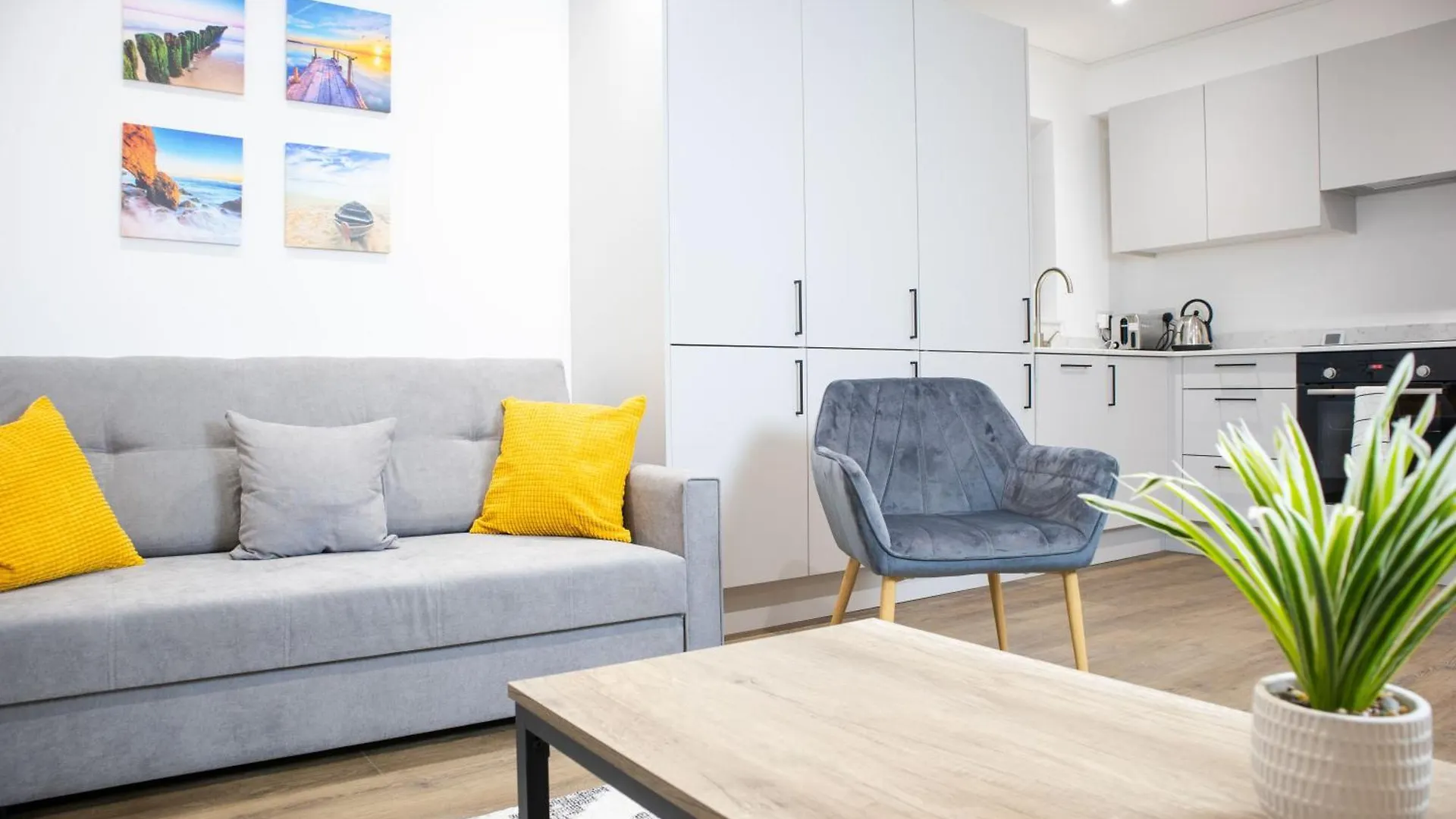 Central 2 Bed 2 Bath Apartment Near Brighton College, Beach, Hospital - Long Stay Offers