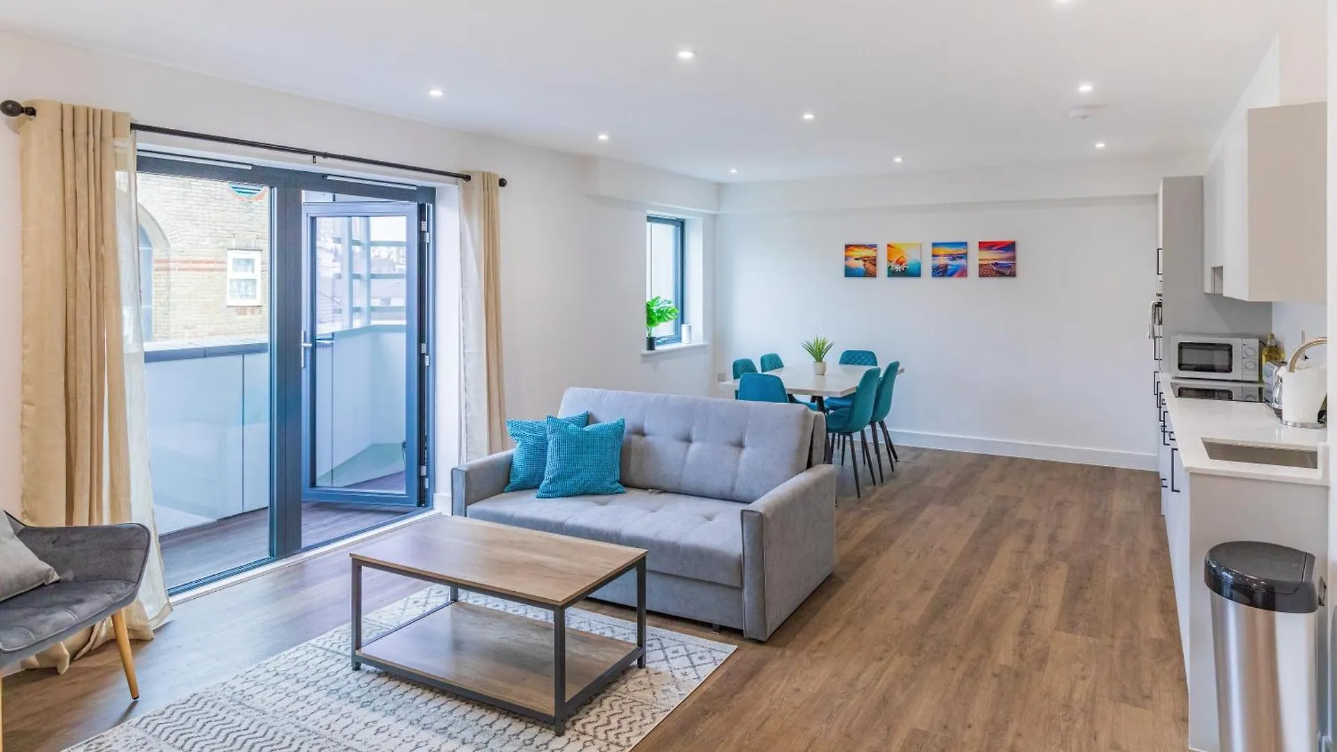 Central 2 Bed 2 Bath Apartment Near Brighton College, Beach, Hospital - Long Stay Offers