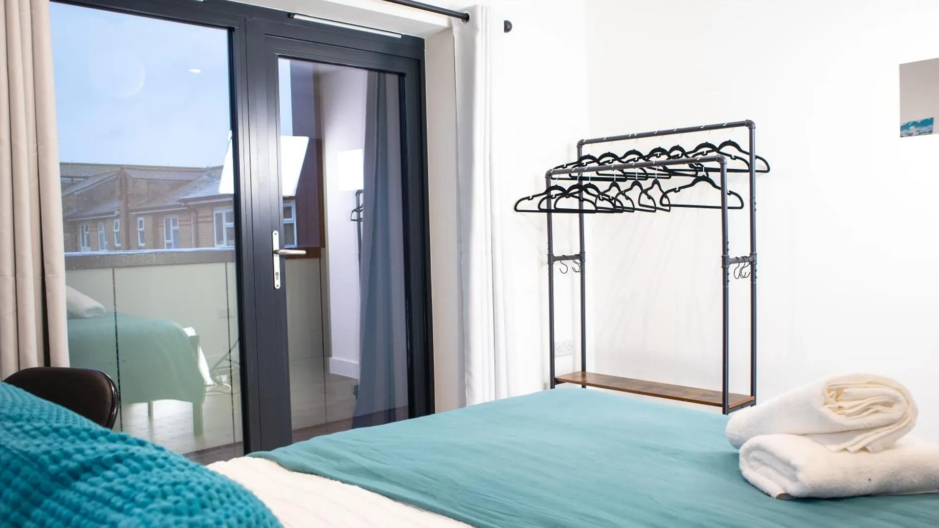 Central 2 Bed 2 Bath Apartment Near Brighton College, Beach, Hospital - Long Stay Offers Großbritannien