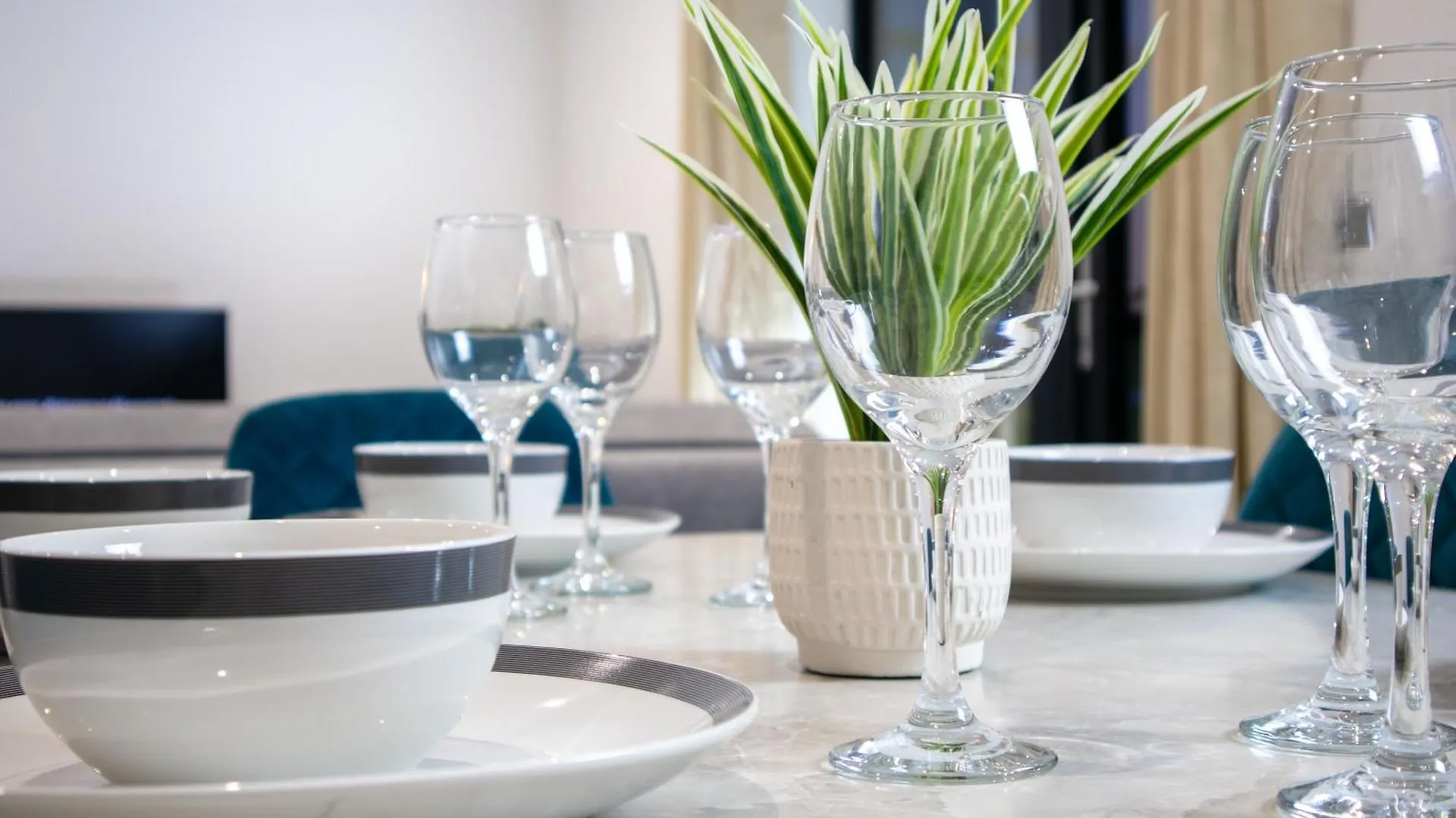 Central 2 Bed 2 Bath Apartment Near Brighton College, Beach, Hospital - Long Stay Offers Großbritannien