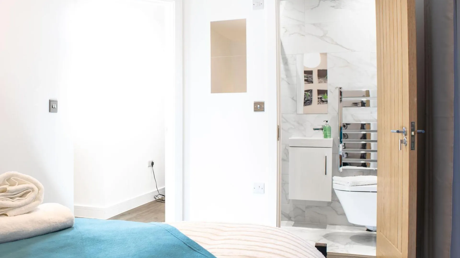 Central 2 Bed 2 Bath Apartment Near Brighton College, Beach, Hospital - Long Stay Offers
