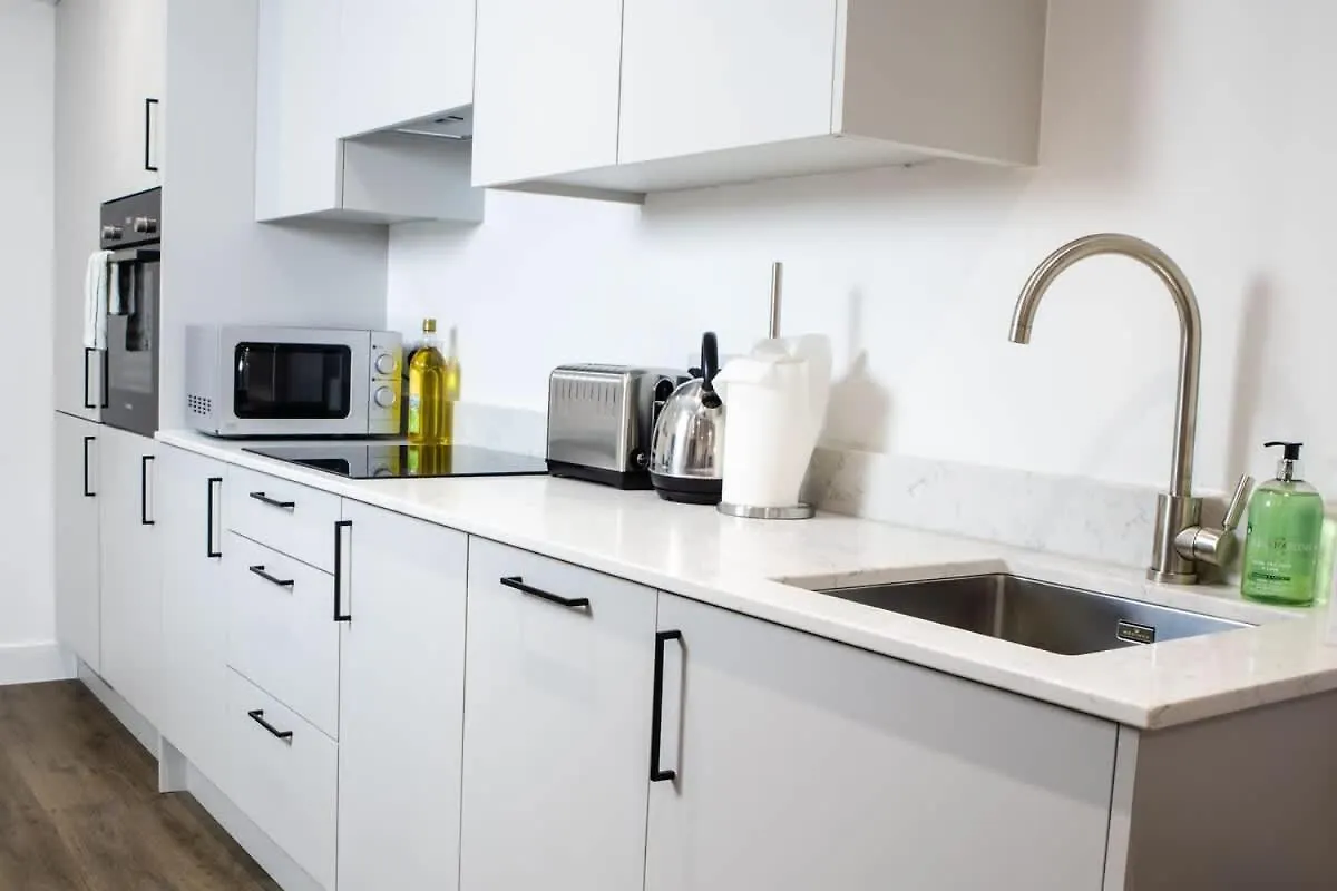 Central 2 Bed 2 Bath Apartment Near Brighton College, Beach, Hospital - Long Stay Offers