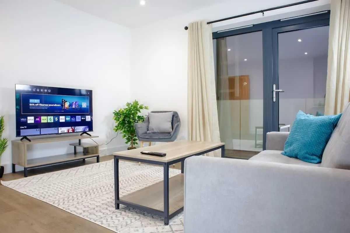 Central 2 Bed 2 Bath Apartment Near Brighton College, Beach, Hospital - Long Stay Offers 0*,