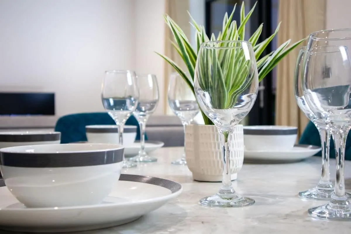 Central 2 Bed 2 Bath Apartment Near Brighton College, Beach, Hospital - Long Stay Offers