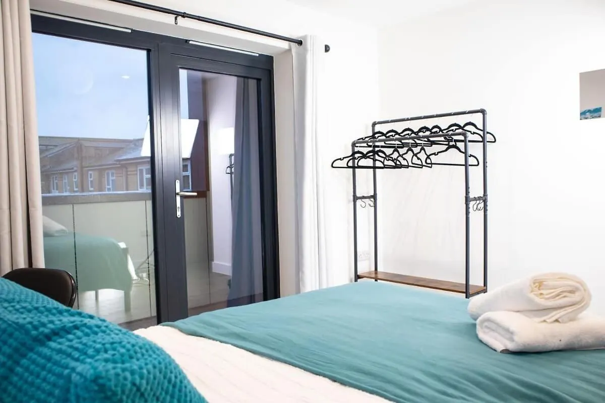 Central 2 Bed 2 Bath Apartment Near Brighton College, Beach, Hospital - Long Stay Offers