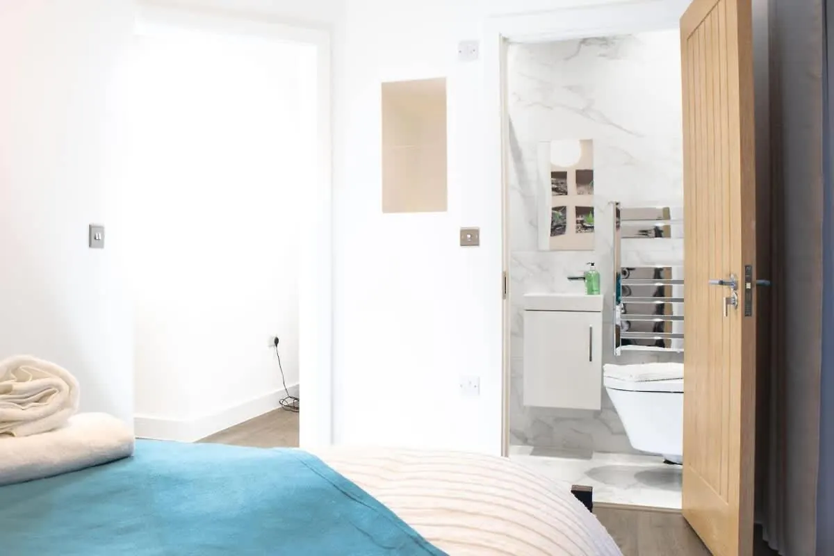 Central 2 Bed 2 Bath Apartment Near Brighton College, Beach, Hospital - Long Stay Offers 0*,  Egyesült Királyság