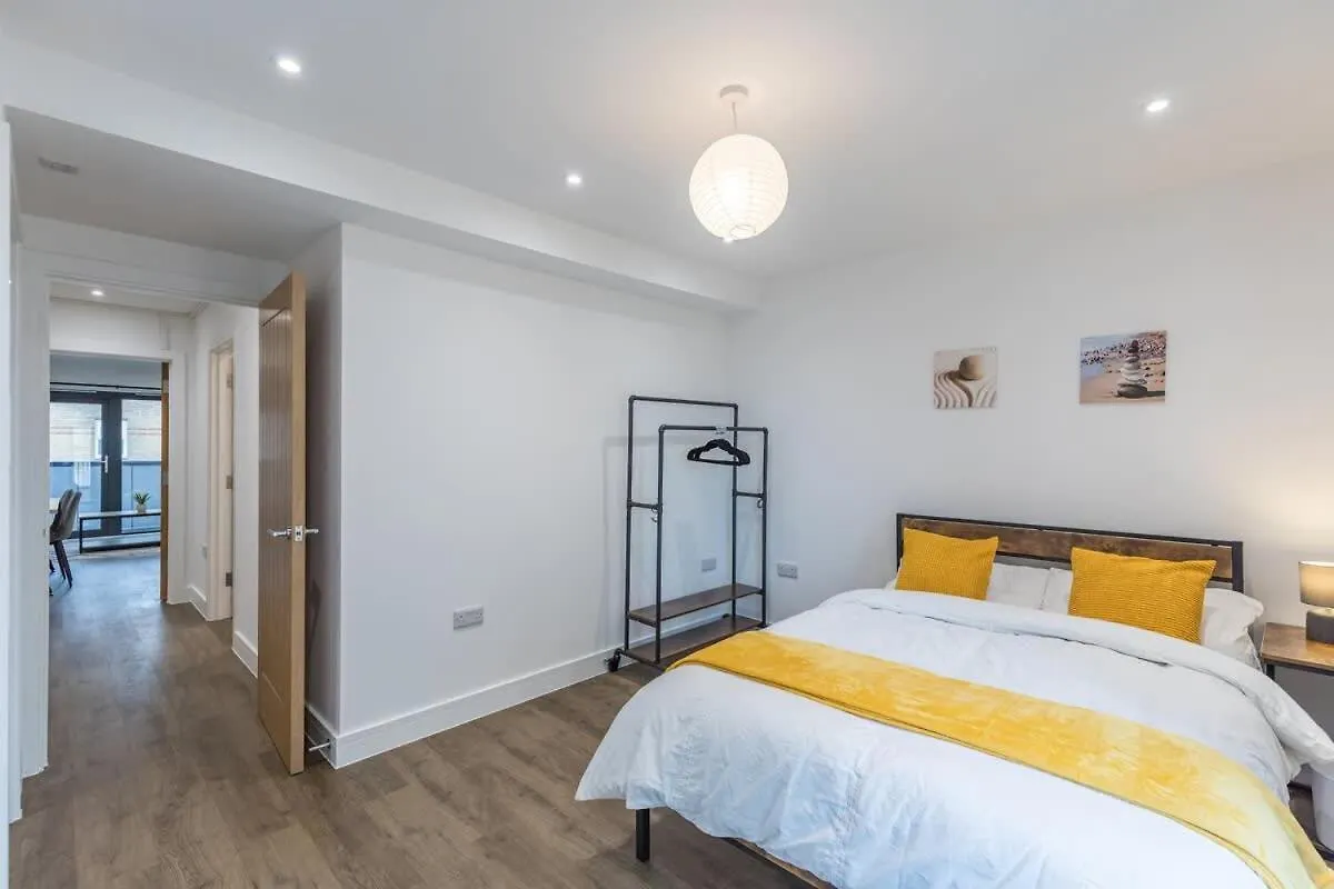 Central 2 Bed 2 Bath Apartment Near Brighton College, Beach, Hospital - Long Stay Offers Großbritannien