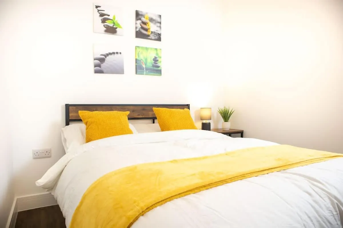 Central 2 Bed 2 Bath Apartment Near Brighton College, Beach, Hospital - Long Stay Offers