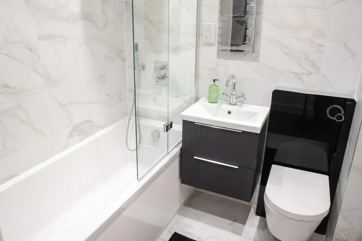 Central 2 Bed 2 Bath Apartment Near Brighton College, Beach, Hospital - Long Stay Offers