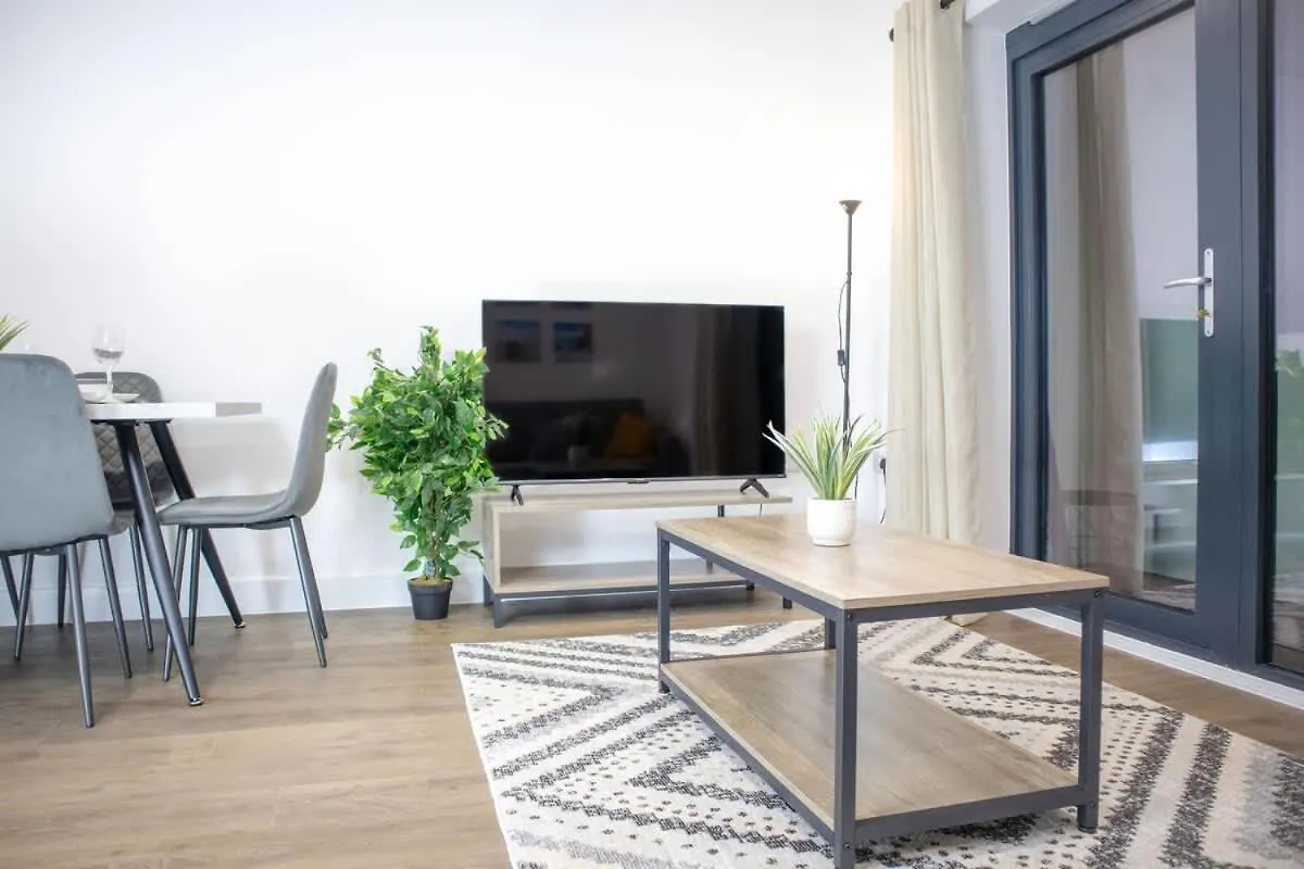 Central 2 Bed 2 Bath Apartment Near Brighton College, Beach, Hospital - Long Stay Offers