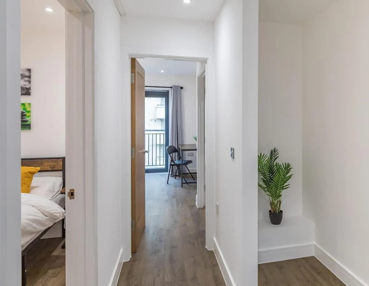 Central 2 Bed 2 Bath Apartment Near Brighton College, Beach, Hospital - Long Stay Offers