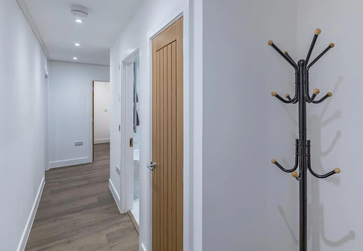 Central 2 Bed 2 Bath Apartment Near Brighton College, Beach, Hospital - Long Stay Offers