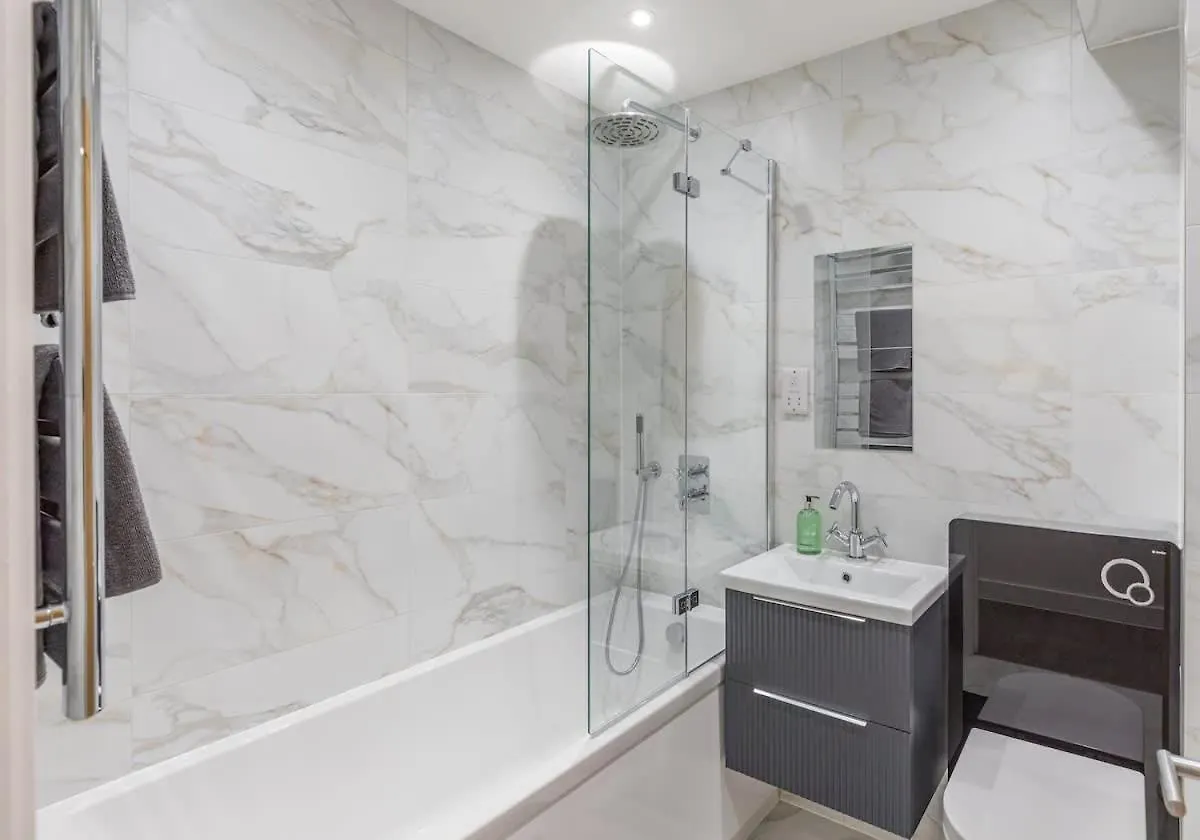Central 2 Bed 2 Bath Apartment Near Brighton College, Beach, Hospital - Long Stay Offers