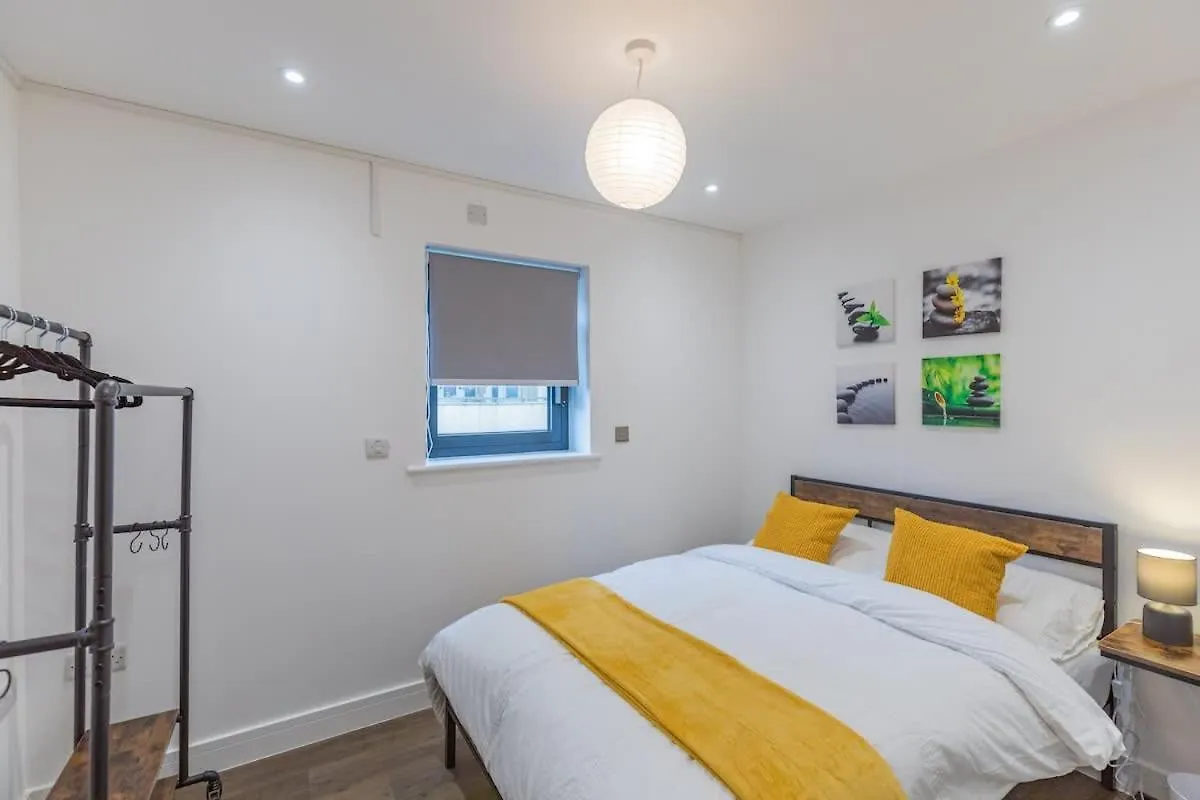 Central 2 Bed 2 Bath Apartment Near Brighton College, Beach, Hospital - Long Stay Offers