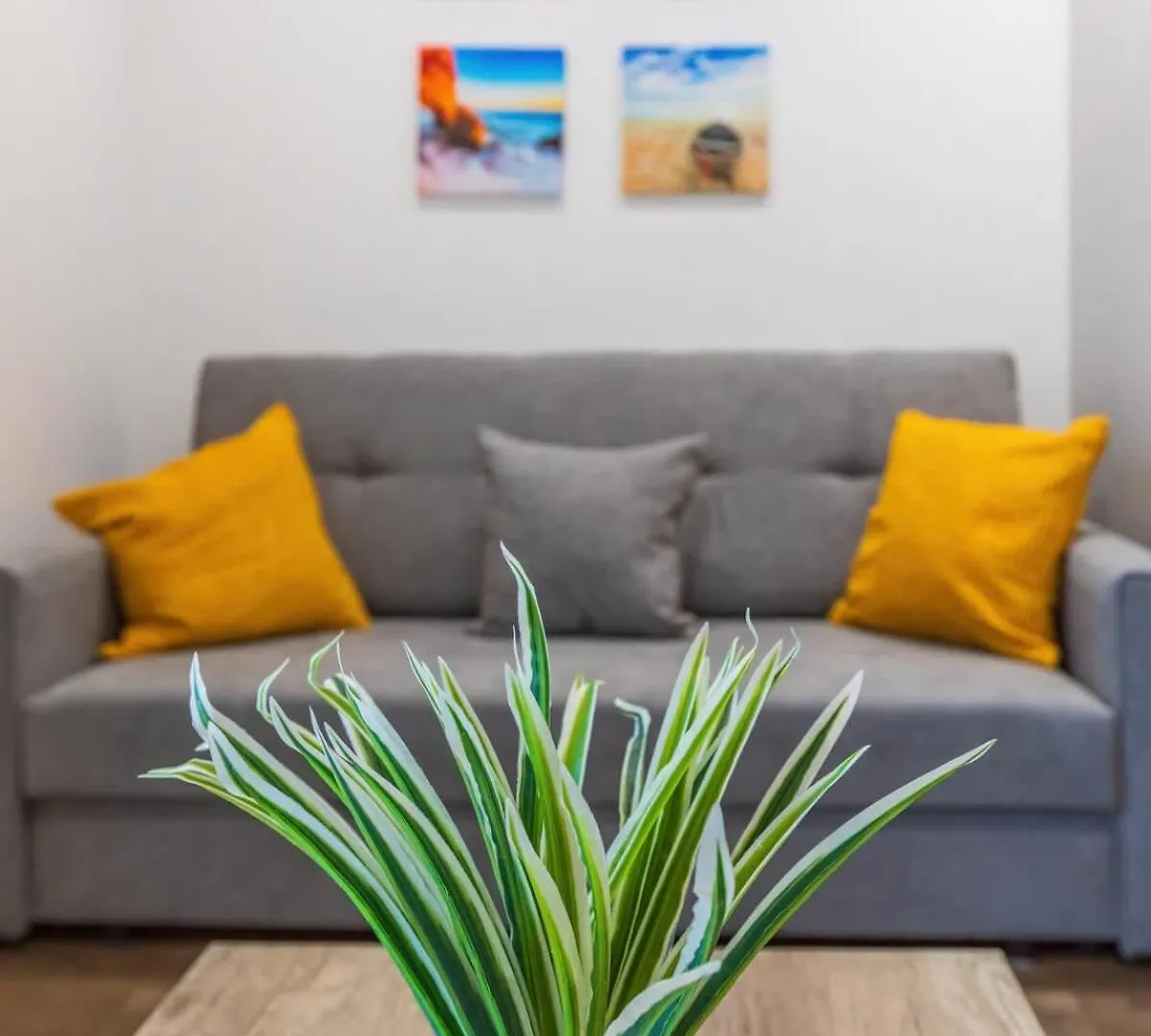 Central 2 Bed 2 Bath Apartment Near Brighton College, Beach, Hospital - Long Stay Offers 0*,