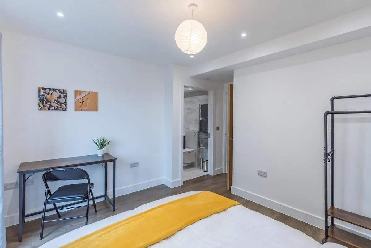 Central 2 Bed 2 Bath Apartment Near Brighton College, Beach, Hospital - Long Stay Offers