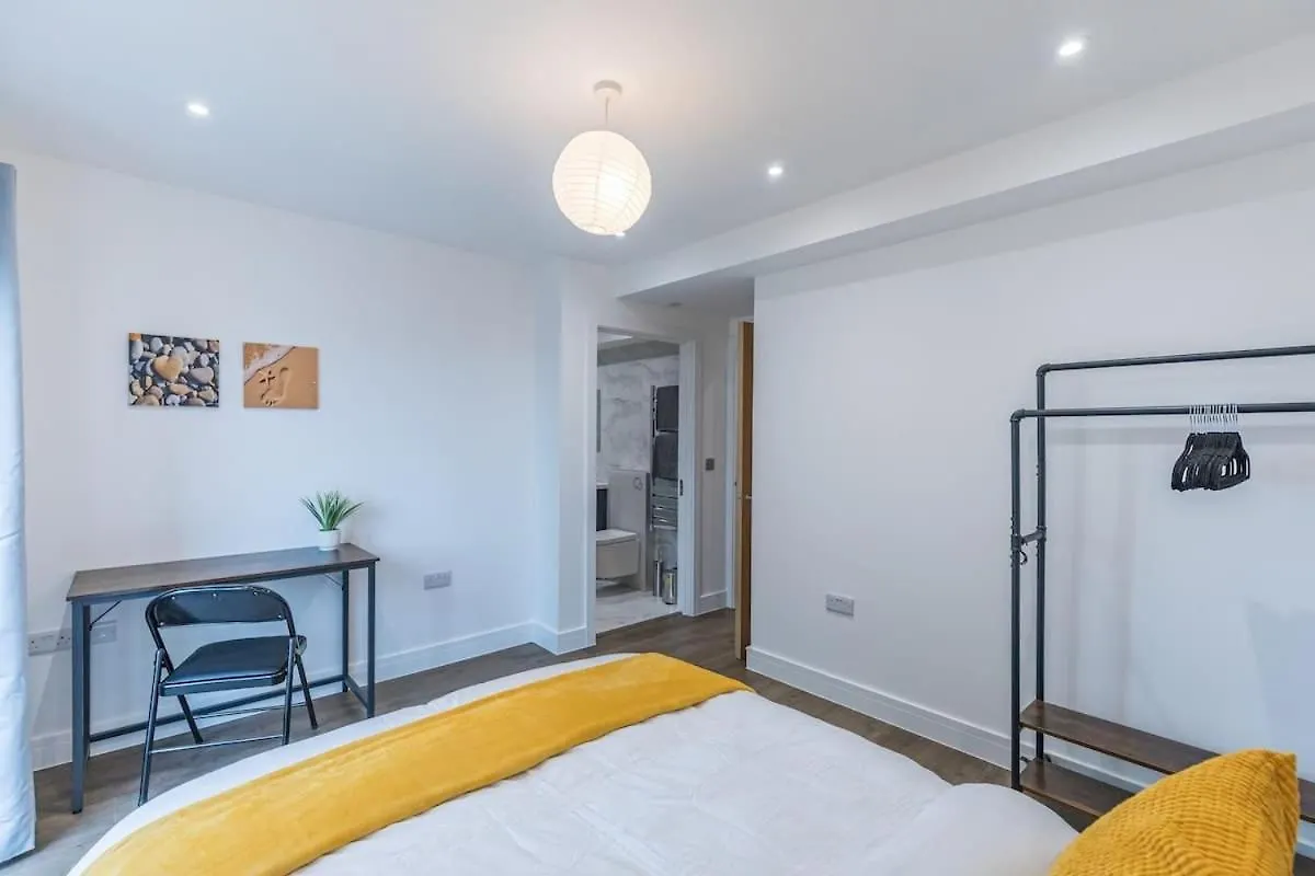 Central 2 Bed 2 Bath Apartment Near Brighton College, Beach, Hospital - Long Stay Offers 0*,  Egyesült Királyság