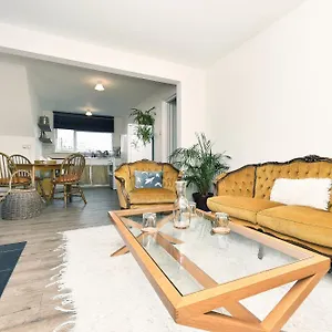 Apartment Sunny Seaside Sanctuary - Two Bedroom, Brighton